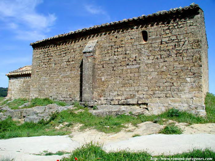MURO SUR, CON CONTRAFUERTE Y VANO EN CABECERA